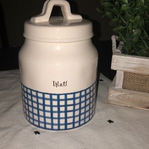 Rae Dunn ‘Treats’ jar 🍪